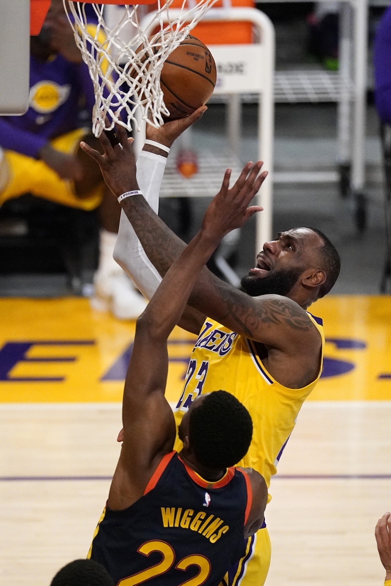 Los Angeles Lakers forward LeBron James shoots against Golden State Warriors forward Andrew Wiggins on Wednesday in Los Angeles. Photo: VCG