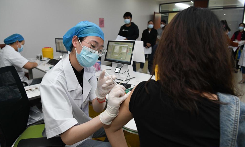 A citizen receives COVID-19 vaccine at a community vaccination site in Baohe District of Hefei, capital of east China's Anhui Province, May 16, 2021. The disease control and prevention center in Baohe District on Sunday delivered 56,000 COVID-19 vaccines to different vaccination sites, meeting people's need to get vaccinated after new locally transmitted cases emerged there recently. (Photo:Xinhua)