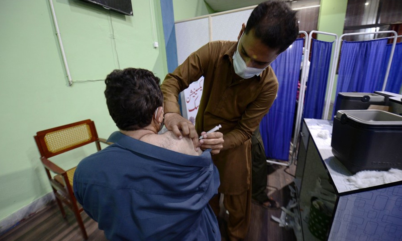 A man receives a dose of the COVID-19 vaccine at a vaccination center in Rawalpindi, Punjab Province, Pakistan, on May 19, 2021.(Photo: Xinhua)