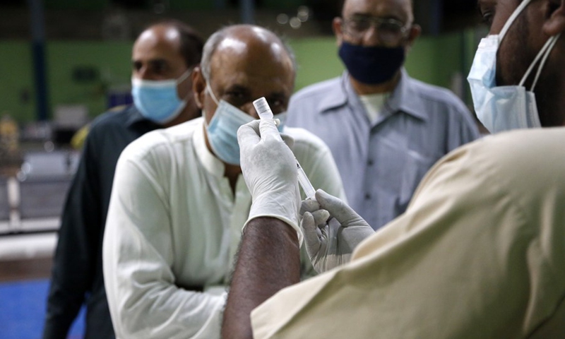 A medical worker prepares a dose of the COVID-19 vaccine at a vaccination center in Rawalpindi, Punjab Province, Pakistan, on May 19, 2021.(Photo: Xinhua)