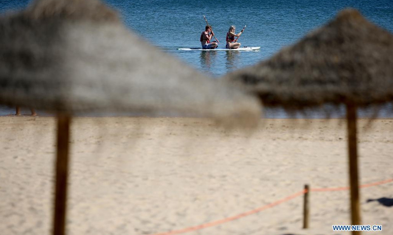 People take kayaks in Cascais, Portugal on May 19, 2021. British vacationers began arriving in large numbers in Portugal after governments of the two countries eased their COVID-19 pandemic travel restrictions.(Photo: Xinhua)