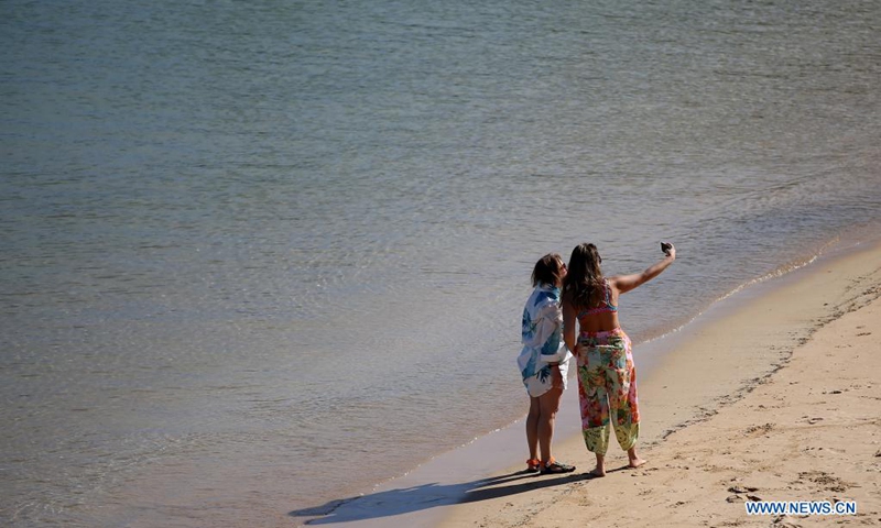 People enjoy the sun at the beach in Cascais, Portugal on May 19, 2021. British vacationers began arriving in large numbers in Portugal after governments of the two countries eased their COVID-19 pandemic travel restrictions.(Photo: Xinhua)