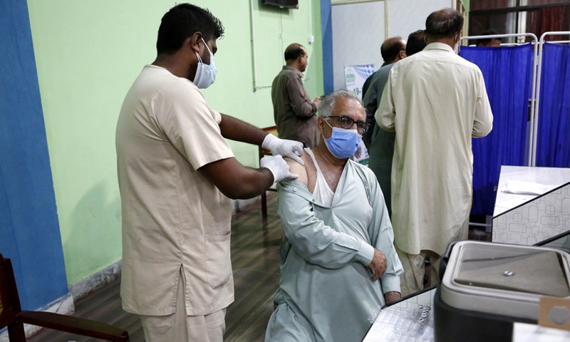 A man receives a dose of the COVID-19 vaccine at a vaccination center in Rawalpindi, Punjab Province, Pakistan, on May 19, 2021.(Photo: Xinhua)