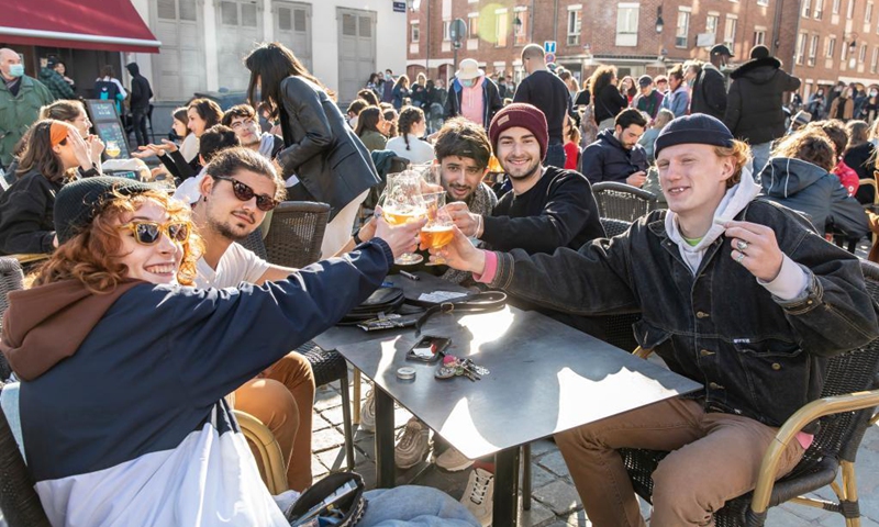 People are seen at a terrace of a bar in Lille, northern France, May 19, 2021. France on Wednesday took an important step forward towards returning to normality as people in the country can once again meet up in cafes or enjoy a meal in restaurants, which are now allowed to open their terraces. (Photo:Xinhua) 