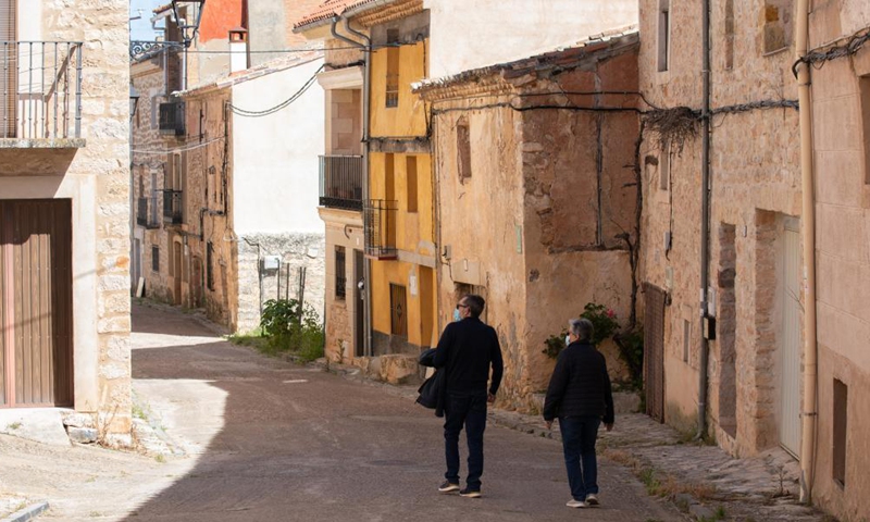 People visit a village in Siguenza city, Spain, on May 19, 2021. Siguenza is a municipality in the province of Guadalajara, Castilla-La Mancha, Spain. Most villages in Siguenza have only a few dozen people, making it one of the regions with the lowest population density in Spain.(Photo:Xinhua)