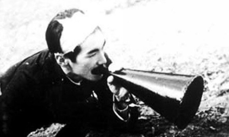 A wounded Japanese member of Anti-war Alliance in China shouts at the enemy