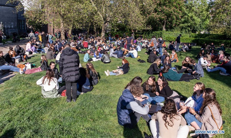 People drink and chat in Lille, northern France, May 19, 2021. France on Wednesday took an important step forward towards returning to normality as people in the country can once again meet up in cafes or enjoy a meal in restaurants, which are now allowed to open their terraces.(Photo:Xinhua)