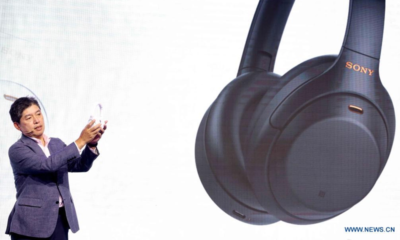 Takahashi Hiroshi, chairman and president of Sony China, introduces a noise cancelling headphone at the Sony Expo 2021 in east China's Shanghai, May 20, 2021. The four-day event kicked off here Thursday.(Photo:Xinhua) 