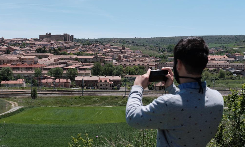 A man visits Siguenza city, Spain, on May 19, 2021. Siguenza is a municipality in the province of Guadalajara, Castilla-La Mancha, Spain. Most villages in Siguenza have only a few dozen people, making it one of the regions with the lowest population density in Spain.(Photo:Xinhua)