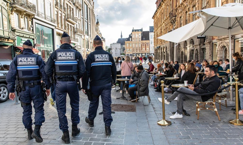 People are seen at a terrace of a bar in Lille, northern France, May 19, 2021. France on Wednesday took an important step forward towards returning to normality as people in the country can once again meet up in cafes or enjoy a meal in restaurants, which are now allowed to open their terraces. (Photo:Xinhua)