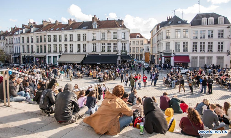 People drink and chat in Lille, northern France, May 19, 2021. France on Wednesday took an important step forward towards returning to normality as people in the country can once again meet up in cafes or enjoy a meal in restaurants, which are now allowed to open their terraces.(Photo:Xinhua) 