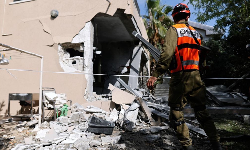 An Israeli rescue team member works at a site hit by a rocket fired from the Gaza Strip, in Ashkelon, southern Israel, on May 20, 2021.Photo:Xinhua