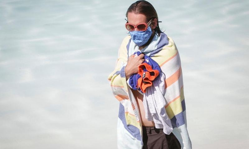 A swimmer is seen wearing a face mask on the first day of re-opening at the Kitsilano outdoor pool in Vancouver, British Columbia, Canada, May 22, 2021. Three of Vancouver's outdoor pools reopened Saturday. Due to the COVID-19 registration in place, anyone who wants to take a dip will have to register in advance due to pandemic-related restrictions on capacity.(Photo: Xinhua)