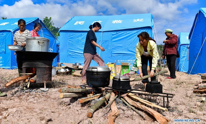 People make a meal at a quake-relief settlement site in Xiuling village of Yangbi Yi Autonomous county, Southwest China's Yunnan Province, May 23, 2021. Photo: Xinhua