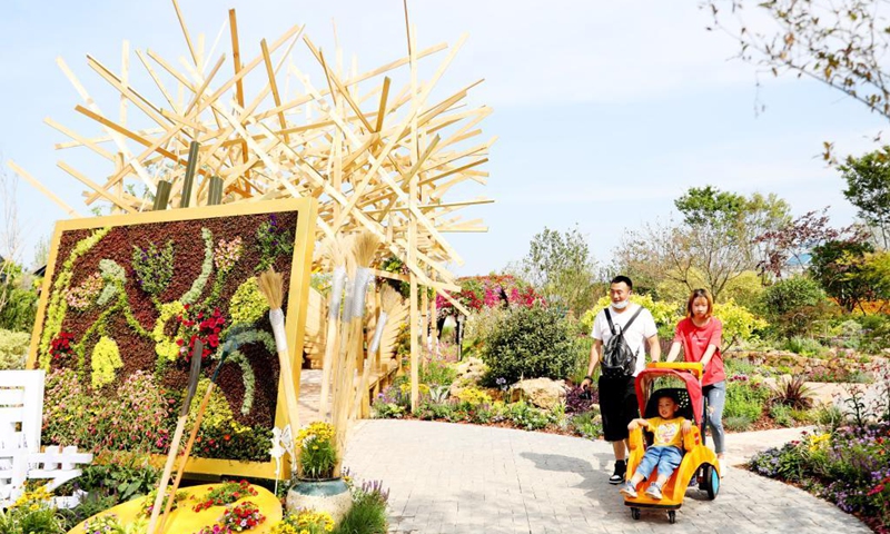 People visit the 10th China Flower Expo in east China's Shanghai, May 21, 2021. The 10th China Flower Expo opened here on Friday, welcoming over 20,000 visitors on its first day. The expo, held to showcase the development of China's flower industry, will last until July 2. A total of 180 outdoor exhibition zones and 64 indoor areas have been set up at the expo park in the city's Chongming District.(Photo: Xinhua)