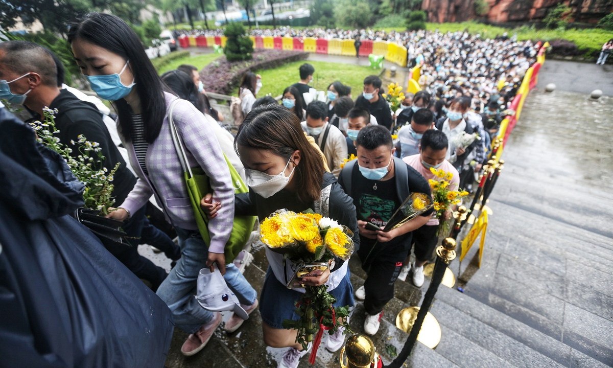 More than 100,000 people come to bid farewell to Yuan Longping in rain at Mingyangshan Funeral Home in Changsha, Central China's Hunan Province on Sunday. Photo: Cui Meng/GT