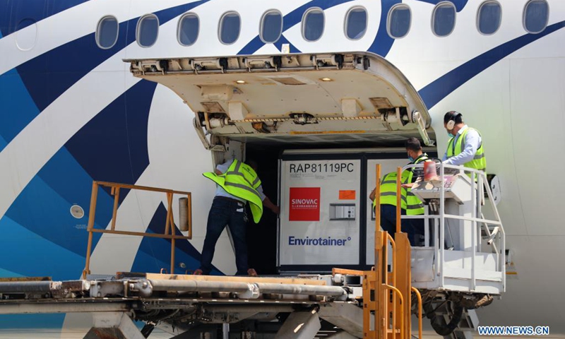 Airport staff members unload the first batch of Chinese Sinovac vaccine raw materials from a plane at the Cairo International Airport in Cairo, Egypt, May 21, 2021. Egypt has received the first batch of the raw materials to manufacture China's Sinovac vaccine, said the Chinese embassy in Egypt on Sunday. Along with the Sinovac raw materials, a new shipment of China's Sinopharm COVID-19 vaccines also arrived at the Cairo International Airport on Friday, according to a Chinese embassy's statement.(Photo: Xinhua)