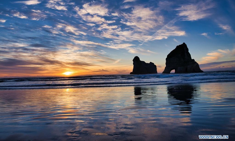 Photo taken on May 23, 2021 shows the scenery of the Wharariki Beach of the Golden Bay tourist site in New Zealand.(Photo: Xinhua)