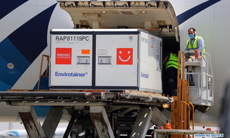 Airport staff members unload the first batch of Chinese Sinovac vaccine raw materials from a plane at the Cairo International Airport in Cairo, Egypt, May 21, 2021. Egypt has received the first batch of the raw materials to manufacture China's Sinovac vaccine, said the Chinese embassy in Egypt on Sunday. Along with the Sinovac raw materials, a new shipment of China's Sinopharm COVID-19 vaccines also arrived at the Cairo International Airport on Friday, according to a Chinese embassy's statement.(Photo: Xinhua)