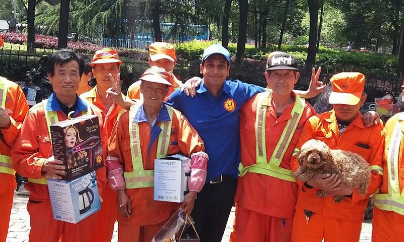 Sushil Agrawal poses for a photo with sanitation workers in Yiwu in 2016, when he joined a charity activity to send cooling products to those work in the summer heat. Photo: courtesy of Sushil Agrawal