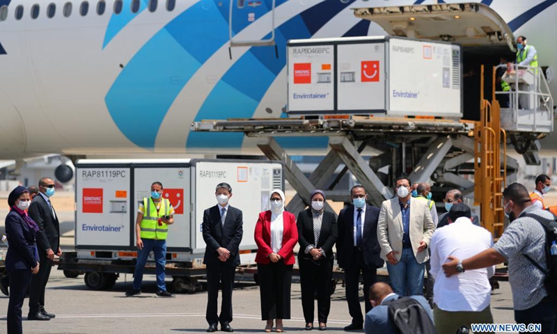 Chinese Ambassador to Egypt Liao Liqiang (1st L, Center) and Egyptian Health Minister Hala Zayed (2nd L, Center) attend a ceremony to mark the arrival of the first batch of Chinese Sinovac vaccine raw materials and a new shipment of China's Sinopharm COVID-19 vaccines at the Cairo International Airport in Cairo, Egypt, May 21, 2021. Egypt has received the first batch of the raw materials to manufacture China's Sinovac vaccine, said the Chinese embassy in Egypt on Sunday.(Photo: Xinhua)