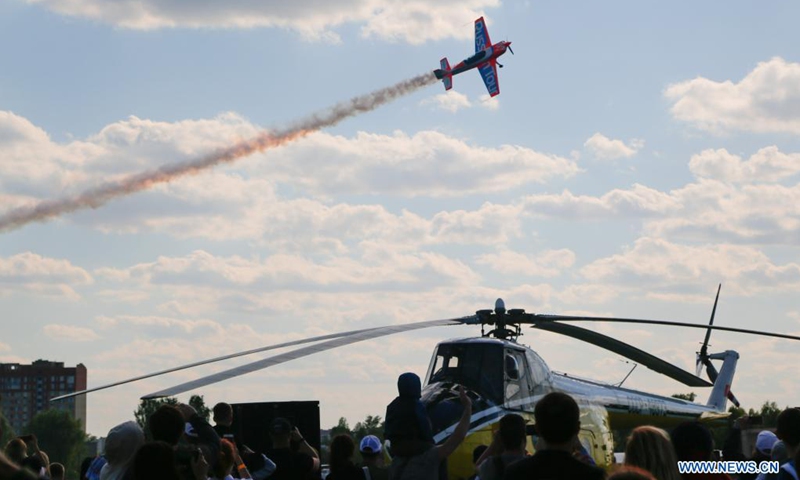 An aircraft performs during the aviation festival SKY: theory and practice in Moscow, Russia, May 22, 2021. The festival is held annually in Moscow featuring performances by aerobatics teams, vintage airplanes, helicopters and a competition of homemade aircraft.(Photo: Xinhua)