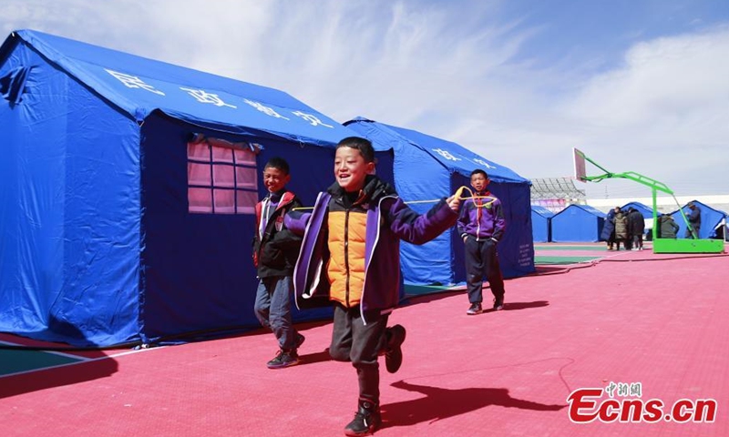 Students do exercise outside tents at Maduo County of Golog Tibetan Autonomous Prefecture, northwest China's Qinghai Province, May 24, 2021. (China News Service/Ma Mingyan)

