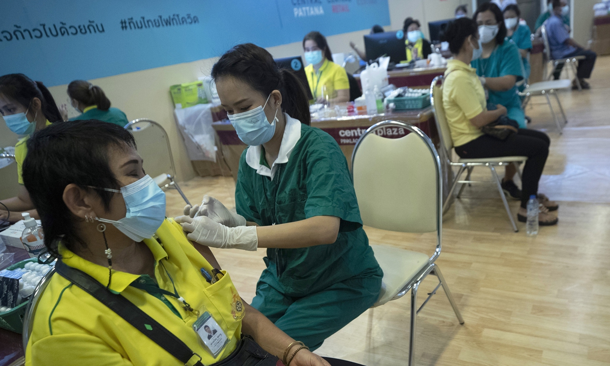 Health workers administer shots of the Sinovac COVID-19 vaccine for Thai citizens at a shopping mall in Bangkok, Thailand, Monday, May 24, 2021. Photo: VCG