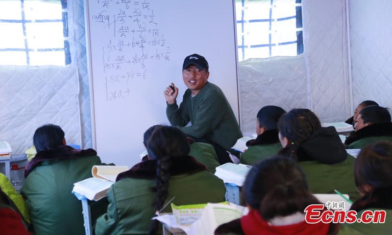 A math teacher gives a lesson at a makeshift tent at Maduo County of Golog Tibetan Autonomous Prefecture, northwest China's Qinghai Province, May 24, 2021. (China News Service/Ma Mingyan)
