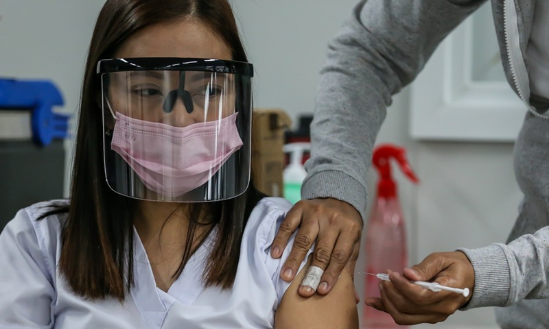 A woman gets inoculated with Sinovac COVID-19 vaccine at a vaccination hub in Taguig City, the Philippines, on April 16, 2021.(Photo: Xinhua)