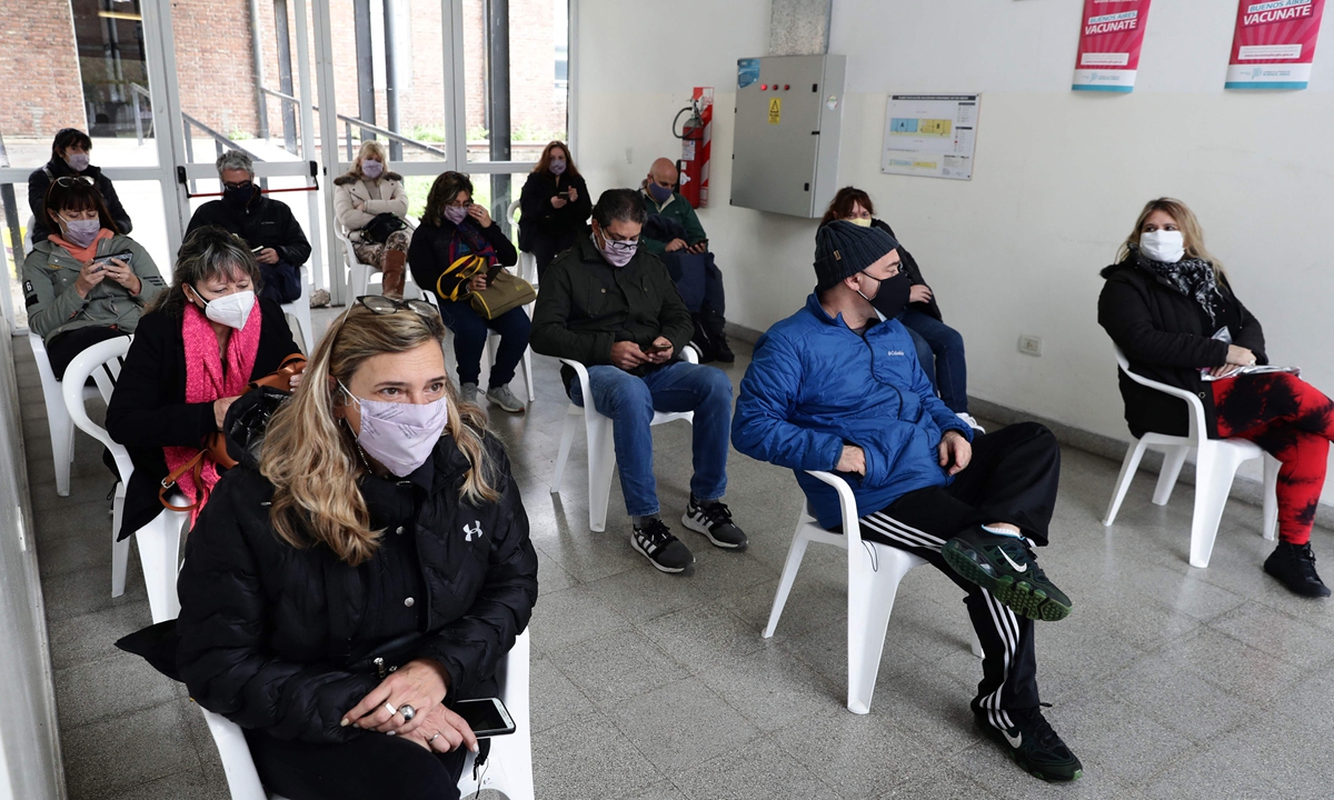 People wait to be inoculated with the Russian Sputnik V vaccine against COVID-19 at the Lanus National University in Buenos Aires, on May 23, 2021. Photo: VCG