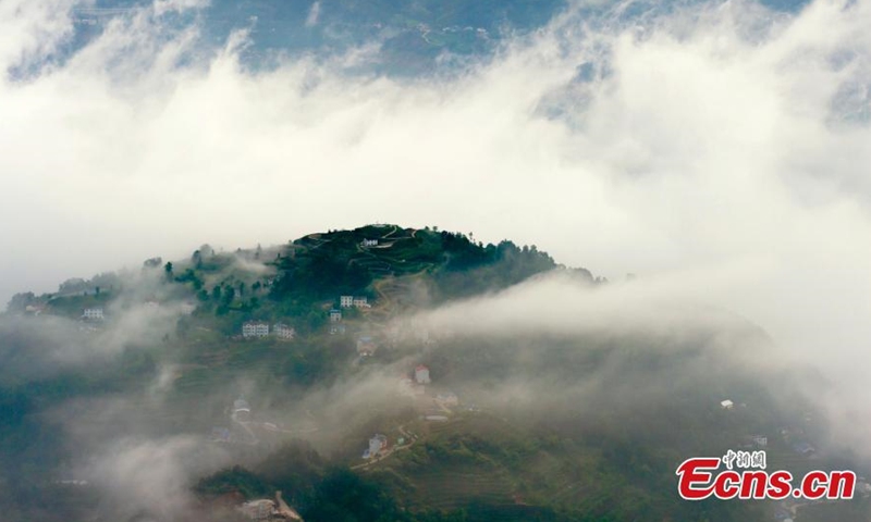 倾盆大雨过后，惊人的云海出现在中国中部湖北的毛平乡。 山脉被云雾笼罩，就像仙境一样。  （中国新闻社/雷勇）
