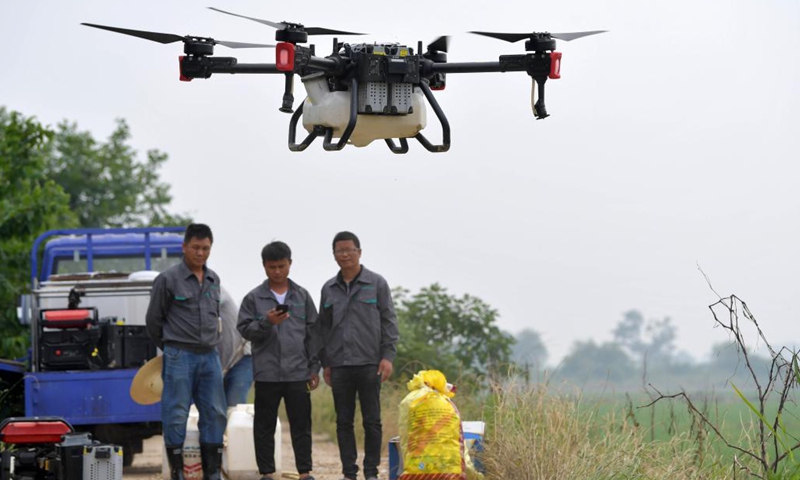 A staff member operates a drone to conduct crop protection works at the rice fields of Jiangxiang Township, Nanchang County, east China's Jiangxi Province, May 25, 2021. Farmers carried out crop protection works by drones to ensure the growth of 788,000 mu (about 52,533 hectares) of rice fields in Nanchang County. (Xinhua/Peng Zhaozhi)