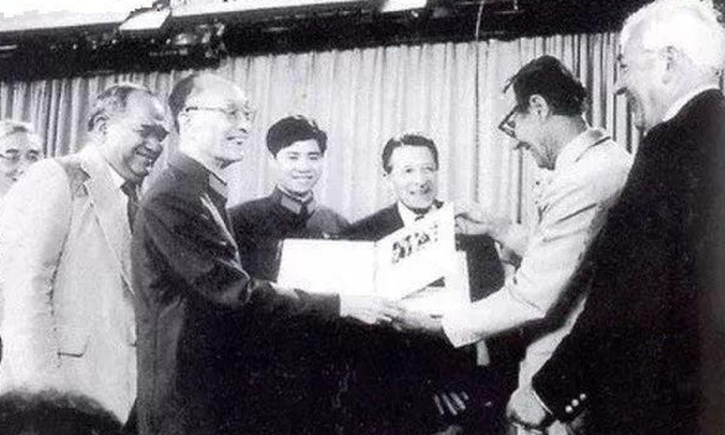 During his visit to the United States in 1984, Chinese Defense Minister Zhang Aiping met American pilots he had rescued