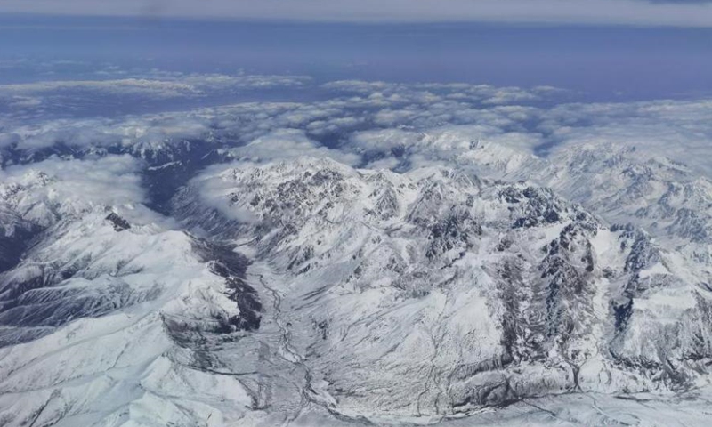 The photo captured on May 23, 2021 shows a snowfall on the Qilian Mountains, on the border of Qinghai and Gansu provinces. Qilian Mountains have an average altitude of 3,500 meters above sea level, renowned by rugged landscape. (China News Service/Cheng Lin)