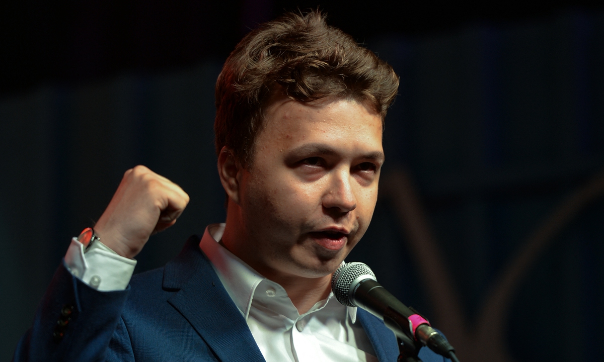 Roman Protasevich addresses the crowd next to a famous Gdansk's Shipyard Gate number 2 on August 31, 2020. Photo: AFP