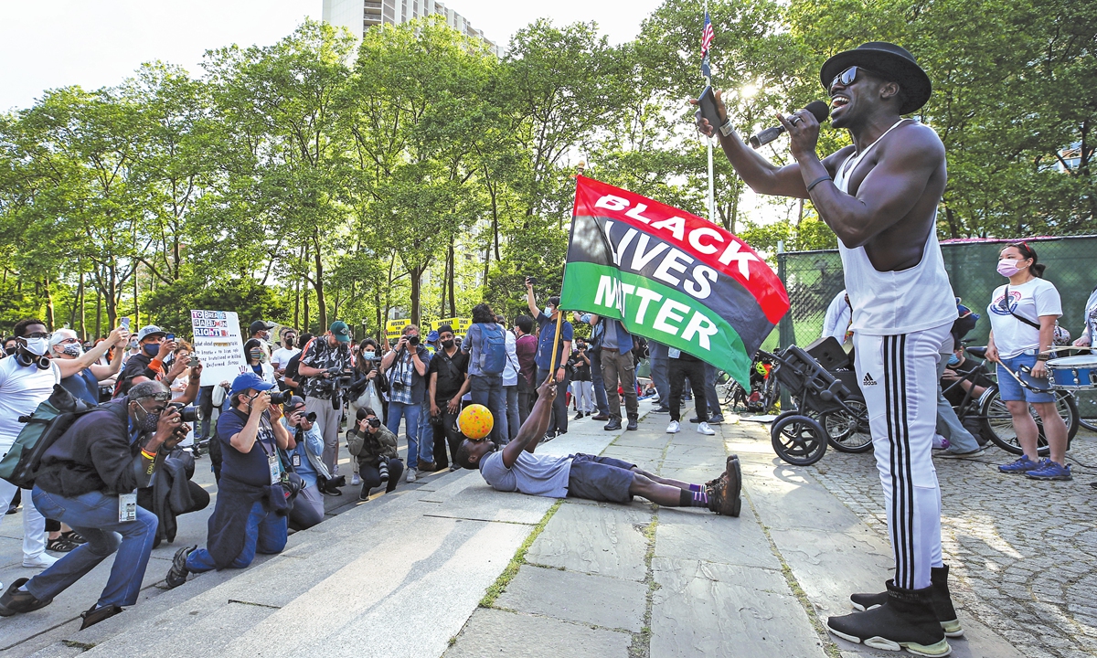 Actor Rodrick Covington speaks where BLM protesters are gathered for the one-year anniversary of George Floyd's death at the Cadman Plaza in Brooklyn of New York City, the US, on Tuesday. Photo: VCG