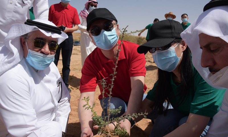 A tree-planting activity was held on Wednesday between the Chinese Embassy in Saudi Arabia and Saudi National Center for Vegetation Cover in the Huraymila National Park in Riyadh, capital of Saudi Arabia, on May 26, 2021.(Photo: Xinhua)