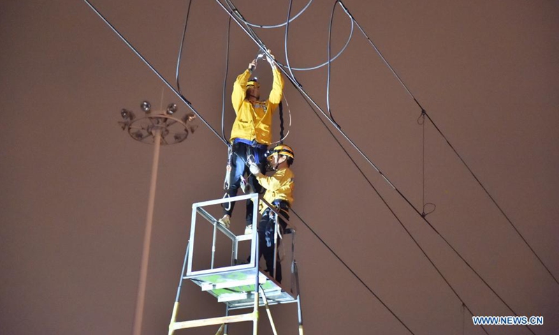 Railway staff members assemble a ladder during a drill in Nanning, south China's Guangxi Zhuang Autonomous Region, May 25, 2021. (Photo by Duan Yanan/Xinhua)