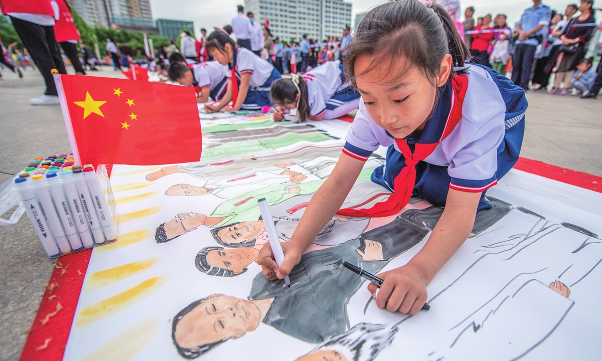 Pupils paint about the history of the CPC on May 23 in Yuncheng, Shanxi Province. Photo: IC