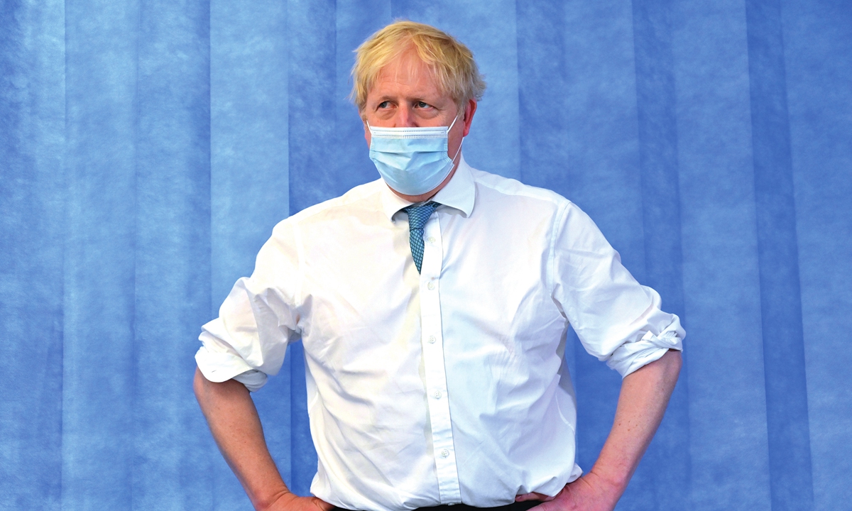 UK Prime Minister Boris Johnson wears a face mask as he visits Colchester hospital on Thursday in Colchester. Johnson on Thursday rejected claims by his former chief aide that he botched Britain’s coronavirus response and is unfit for office, denying an allegation his government oversaw tens of thousands of needless deaths. Photo: VCG