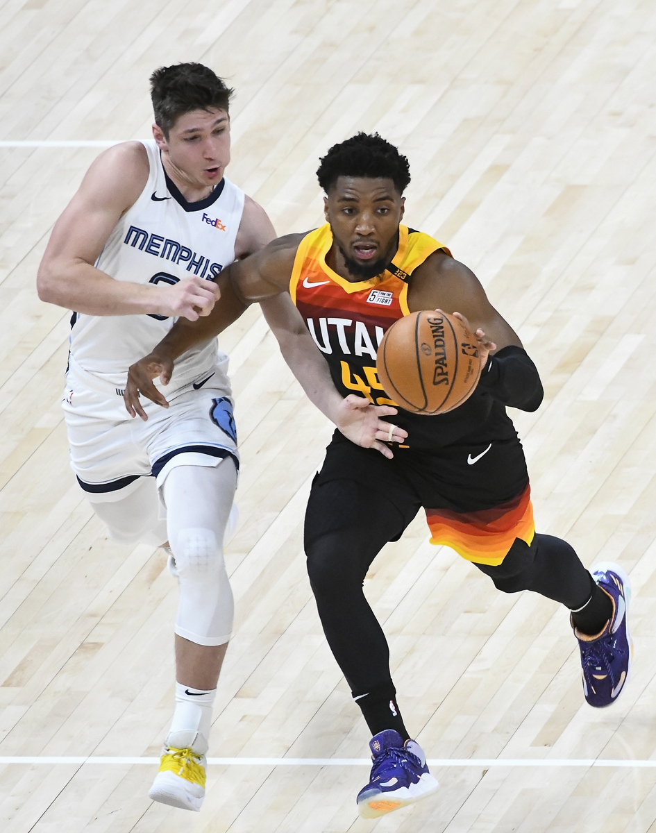 Donovan Mitchell of the Utah Jazz drives past Grayson Allen of the Memphis Grizzlies on Wednesday in Salt Lake City, Utah. Photo: VCG
