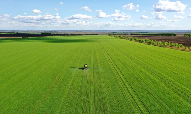 Photo taken on May 27, 2021 shows a self-propelled sprayer at work on a farm in Heihe, northeast China's Heilongjiang Province. (Photo by Lu Wenxiang/Xinhua)
