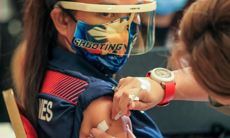 An athlete receives a COVID-19 vaccine in Manila, the Philippines, on May 28, 2021. Around 700 athletes including dozens of athletes who are qualified for the Tokyo Olympics and are about to participate in the Olympic trials, as well as those who will participate in this year's Southeast Asian Games were vaccinated.Photo:Xinhua