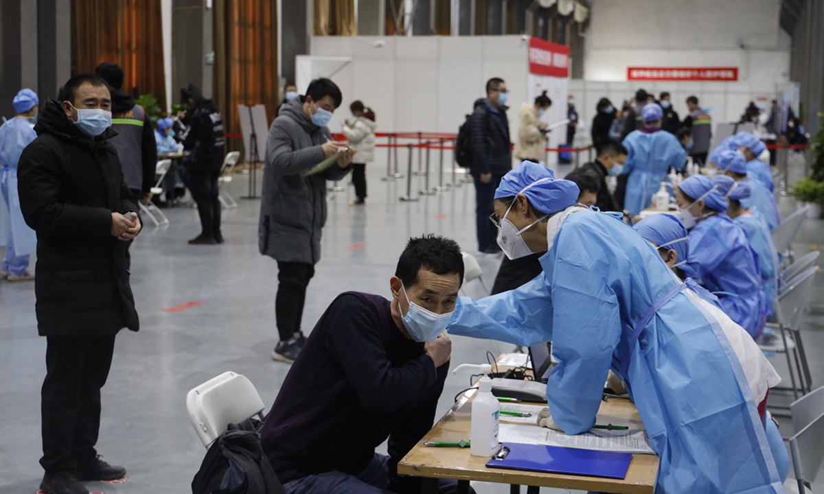 Medical workers check out people's health condition before vaccination at a temporary vaccination site in Chaoyang district, Beijing, on Monday. Photo: Li Hao/GT


