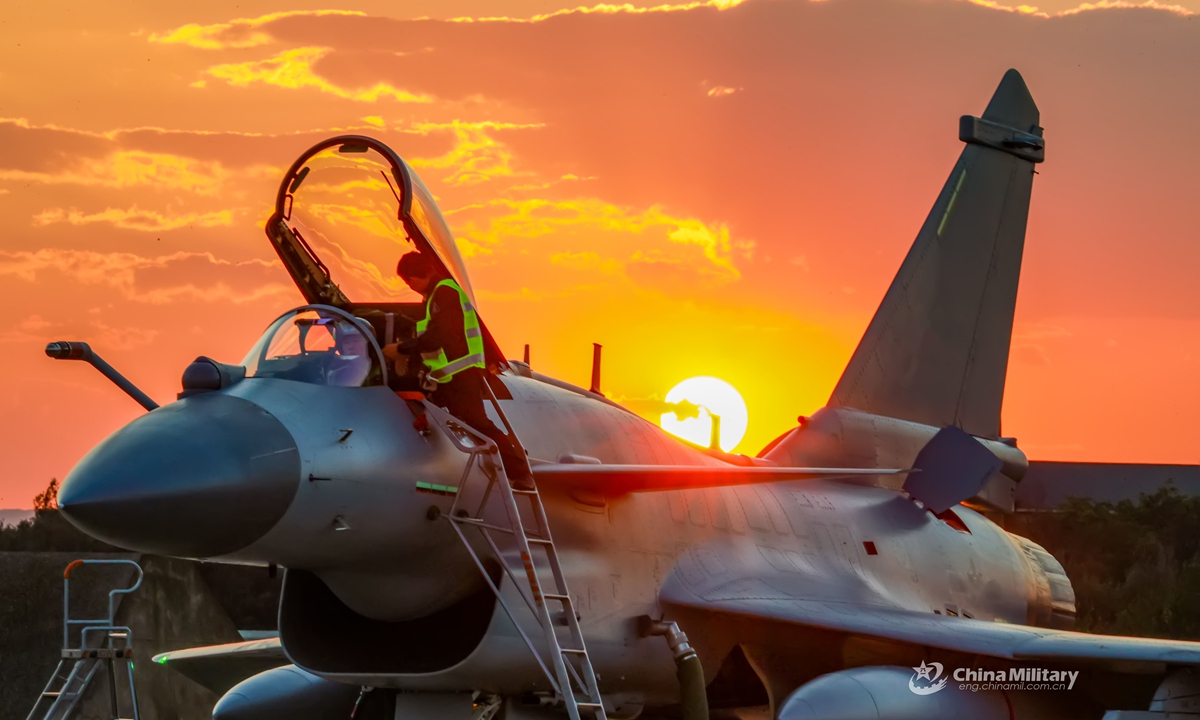 Pilot gets ready for round-the-clock training - Global Times