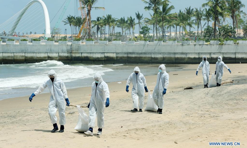 Sri Lankan security personnel load up a truck with debris from the X-Press Pearl ship in Colombo, Sri Lanka, on May 29, 2021. Sri Lankan Prime Minister Mahinda Rajapaksa on Saturday made an inspection visit to the coastal area in Uswetakeiyawa on the outskirts of capital Colombo which is affected by the debris washed up from the fire-ravaged container ship X-Press Pearl, the Prime Minister's Office said.(Photo: Xinhua)