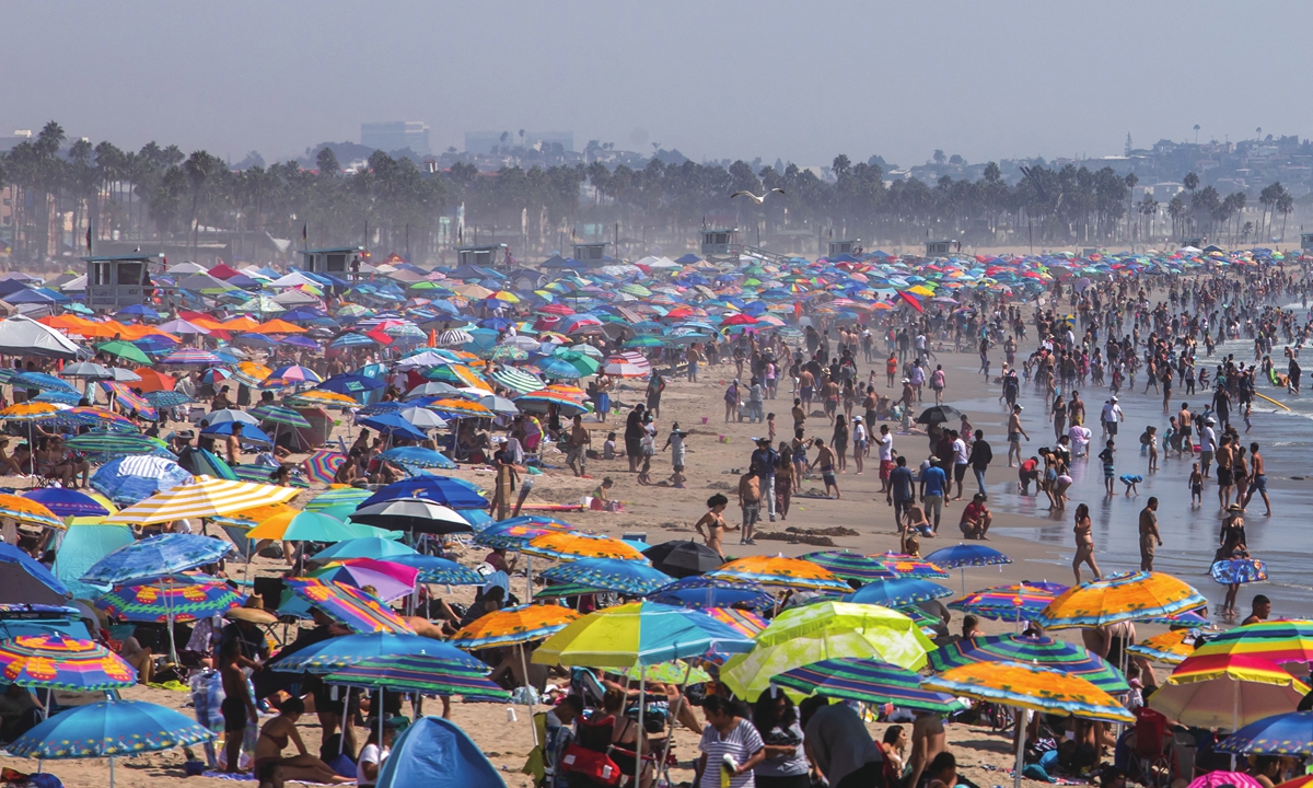 People gather at the beach on the second day of the Labor Day weekend amid a heat wave in Santa Monica, California, the US, on September 6, 2020. Photo: AFP