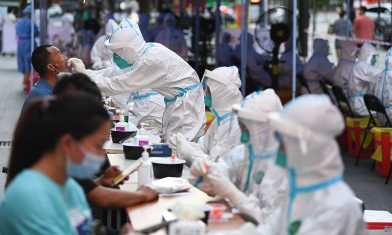 Medical workers from Nanfang Hospital collect samples for nucleic acid tests in Liwan District of Guangzhou, south China's Guangdong Province, May 27, 2021. Liwan District of Guangzhou has carried out COVID-19 nucleic acid tests for all citizens from May 26 to 27. Photo:Xinhua