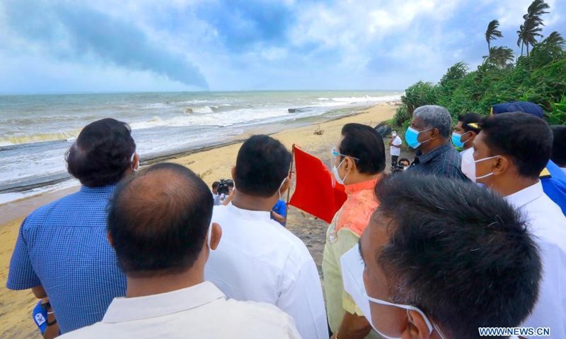 Sri Lankan Prime Minister Mahinda Rajapaksa (C) inspects the coastal area affected by the debris from the X-Press Pearl ship, in Colombo, Sri Lanka, on May 29, 2021. Sri Lankan Prime Minister Mahinda Rajapaksa on Saturday made an inspection visit to the coastal area in Uswetakeiyawa on the outskirts of capital Colombo which is affected by the debris washed up from the fire-ravaged container ship X-Press Pearl, the Prime Minister's Office said.(Photo: Xinhua)